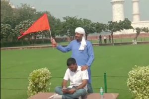 Agra Hindu Leader Chanting Shiva Chalisa Inside Taj Mahal With Saffron Flag