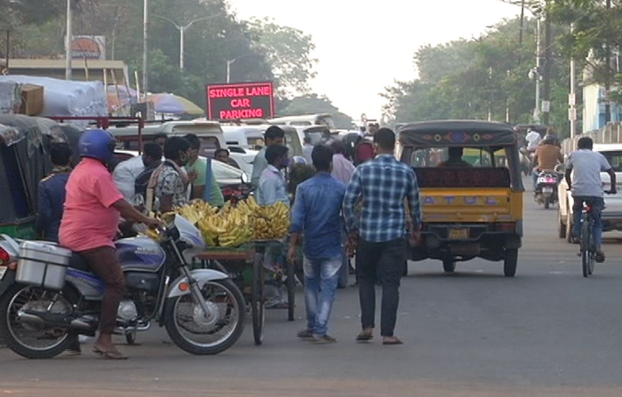 Frequent Traffic Problem Due To Unauthorized On-Road Parking & Street Vending in Bhubaneswar