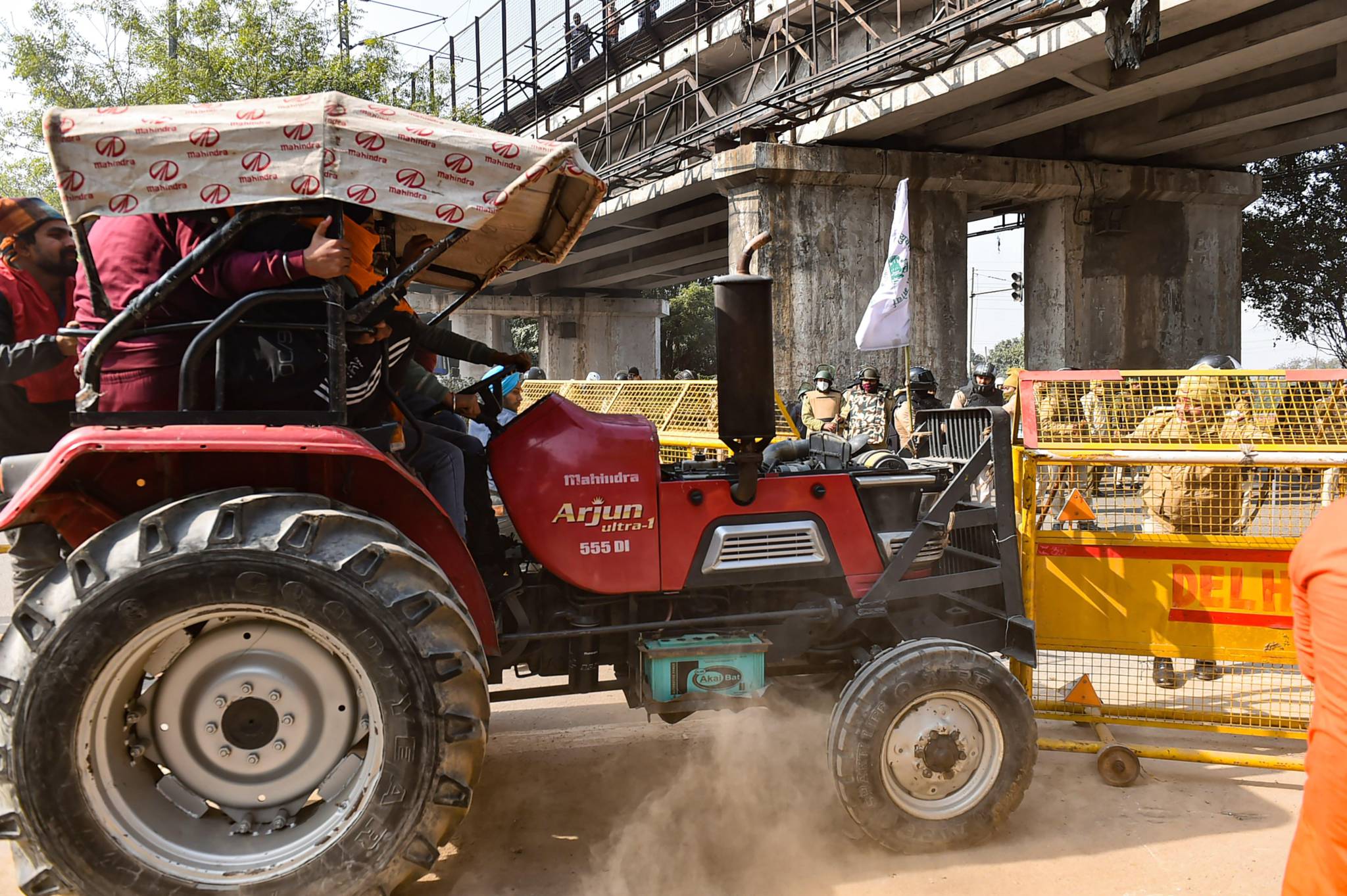  Clashes, vandalism, tractors on roads How farmers' march turned violent