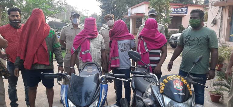 Cuttack Chauliaganj Police Arrested Four Lootera
