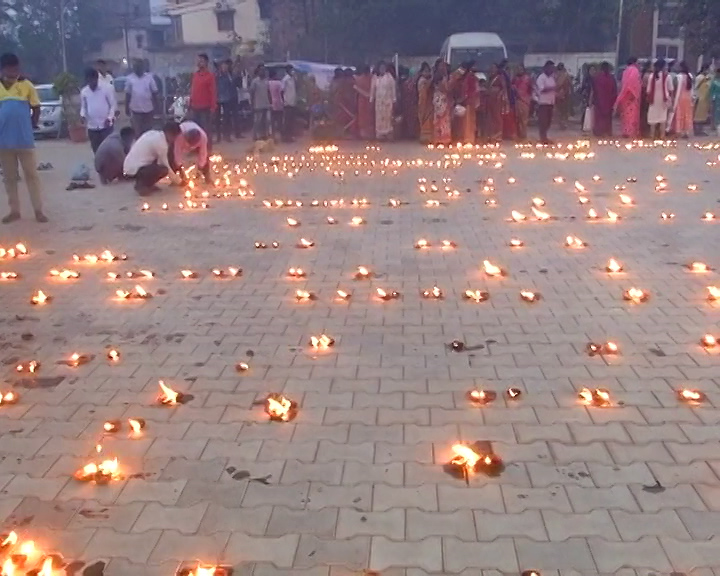 People Of Bhubaneswar Protests Against NMA’s ByeLaws By Lighting Lamp