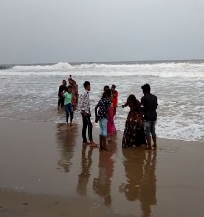  Balloon Boat Of Private Organisation Capsized In Gopalpur Sea