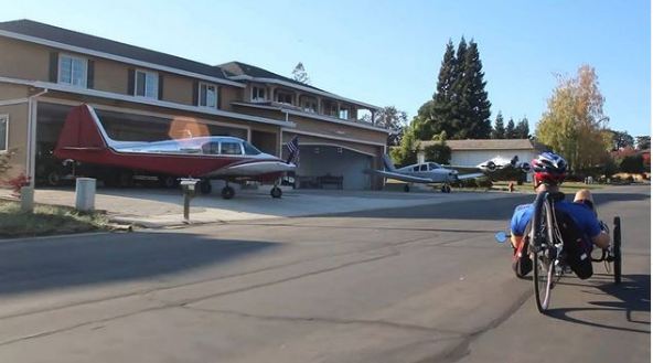 The USA Air Parks Village Where Residents Have Planes Parked Outside Their House (1)