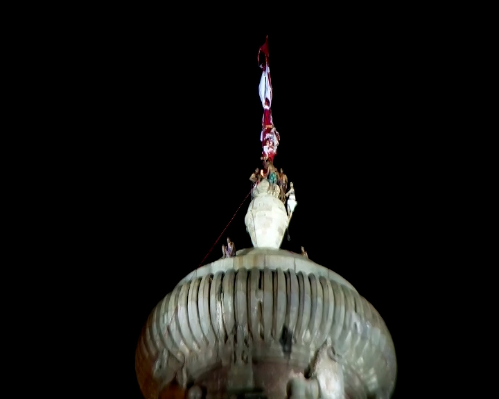 ‘Mahadeep’ placed atop Lingaraj temple Before Half Hour Of Scheduled