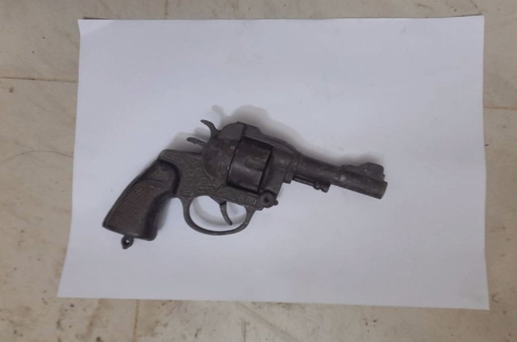 Miscreant Loots Bank With An Duplicate Gun (1) Miscreant Loots Bank With An Duplicate Gun