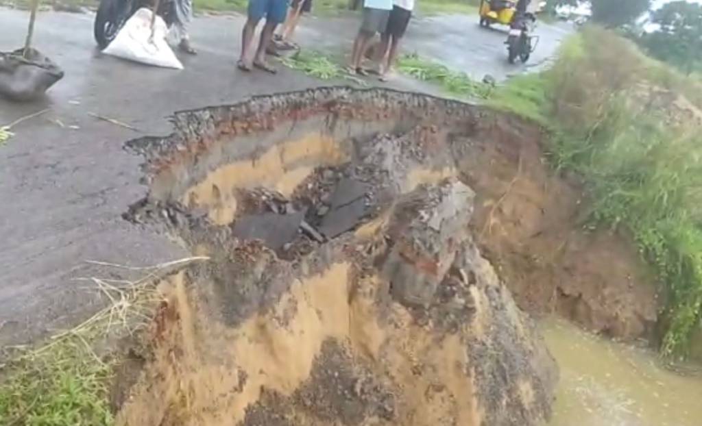 One Side Of Road Collapsed During Heavy Rain Chandikhol
