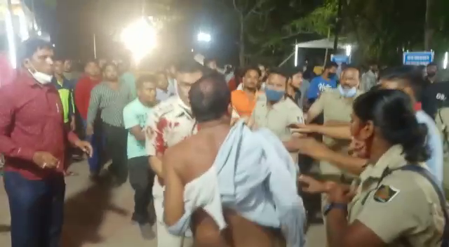 BJP Supporters Attacks Police And Strong Room Employees Municipal Elections