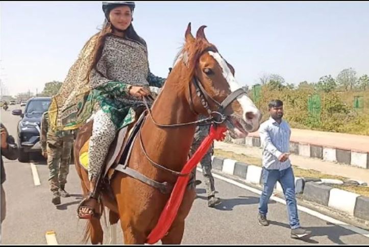 Women Day Congress MLA Amba Prasad Reached Assembly On Horse In Ranchi