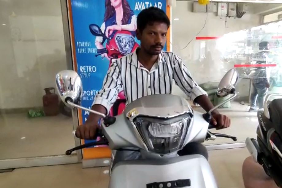 Youth Buying A Scooty With Coin Worth 65 Thousand In Baripada