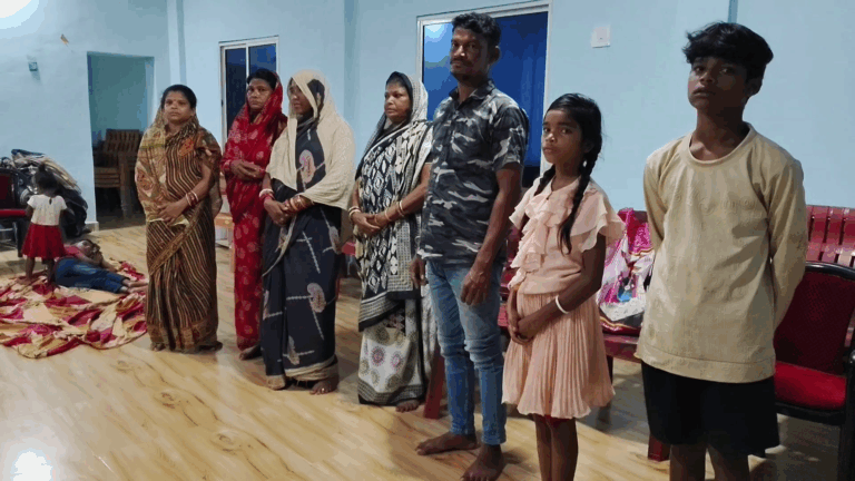 ବାତ୍ୟା ଆଶ୍ରୟସ୍ଥଳରେ କଟୁଛି ରାତି, ଦେଖନ୍ତୁ କେମିତି ରହିଛି ଚିତ୍ର