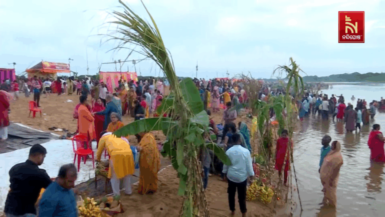 ସରିଲା ଛଟ ପୂଜା, ଶେଷଦିନରେ ଉଦୀତ ସୂର୍ଯ୍ୟଙ୍କୁ ଅର୍ଘ୍ୟ ପ୍ରଦାନ କଲେ ବିହାରୀ ଭାଷାଭାଷୀ ଲୋକେ