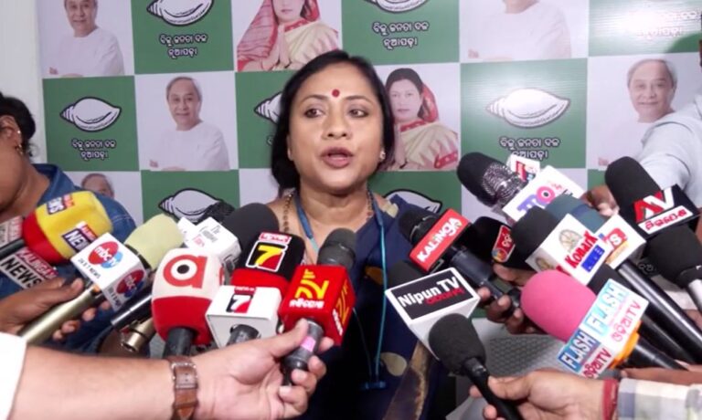 ମୁଖ୍ୟମନ୍ତ୍ରୀଙ୍କ ରୋଡ ଶୋ ପାଇଁ ରାସ୍ତାରେ ଷ୍ଟେଜ୍ କରାଯିବାକୁ ନେଇ ବର୍ଷିଲା ବିଜେଡି