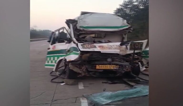 ଟ୍ରକକୁ ଧକ୍କା ଦେଲା ଆମ୍ବୁଲାନ୍ସ , ଜଣେ ମୃତ, ୫ ଗୁରୁତର