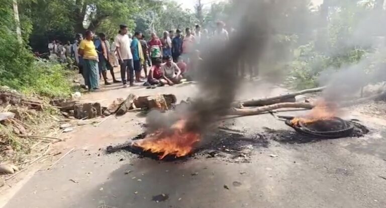 ବିଦ୍ୟୁତ ସଂସ୍ପର୍ଶରେ ଆସି ଯୁବକଙ୍କ ମୃତ୍ୟୁ ଘଟଣା, କ୍ଷତିପୂରଣ ଦାବିରେ ରାସ୍ତାରୋକ କଲେ ଗ୍ରାମବାସୀ