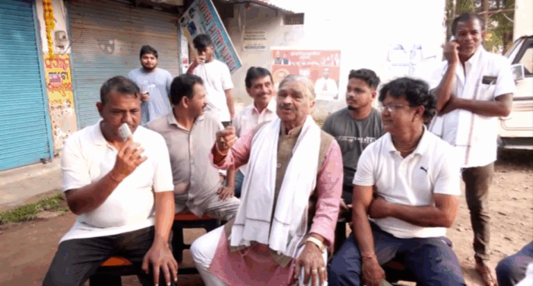 ଟି ଷ୍ଟଲରେ କଂଗ୍ରେସର ପ୍ରଚାର ; ଚା’ ଖଟିରେ ପ୍ରଚାର କରୁଛି ଷ୍ଟାର ପ୍ରଚାରକ ସୁରେଶ ରାଉତରାୟ