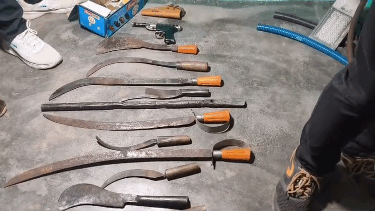 ବେଆଇନ ବାଂଲାଦେଶୀଙ୍କ ଉପରେ ପୋଲିସର ଚଢ଼ାଉ ; ଭଡ଼ା ଘରୁ ଜବତ ହେଲା ବନ୍ଧୁକ ଓ ଅନ୍ୟ ମାରଣାସ୍ତ୍ର