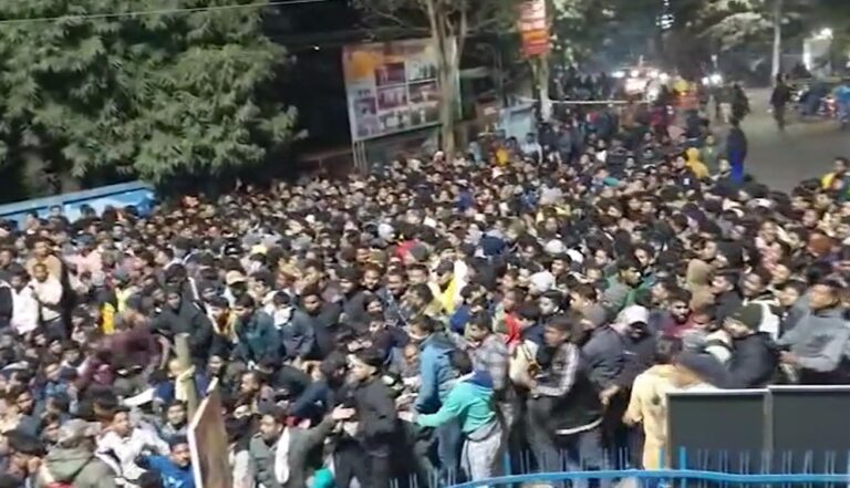 ବାରବାଟୀ ଷ୍ଟାଡିଅମ ଆଗରେ ପ୍ରବଳ ଭିଡ଼