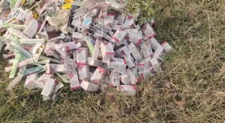 ଶ୍ରୀଜଙ୍ଗ ପ୍ରାଥମିକ ସ୍ଵାସ୍ଥ୍ୟକେନ୍ଦ୍ର ଠାରୁ କିଛି ଦୂରରେ ପଡିଛି ସରକାରୀ ଔଷଧ