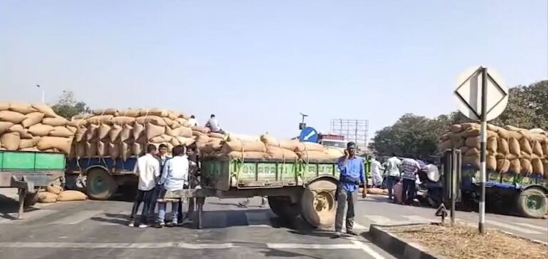 ରାଜରାସ୍ତାରେ ଧାନ ପକାଇ ଚାଷୀଙ୍କ ପ୍ରତିବାଦ