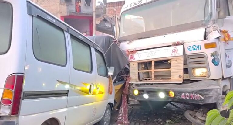 ତିନୋଟି ଗାଡିକୁ ଚାପି ଘରେ ପଶିଲା ବାଲି ବୋଝେଇ ଟ୍ରକ