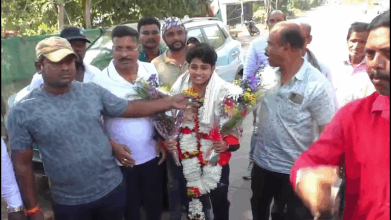 ସୁନା ଝିଅ ଲୋମାଙ୍କୁ ସମ୍ବର୍ଦ୍ଧନା