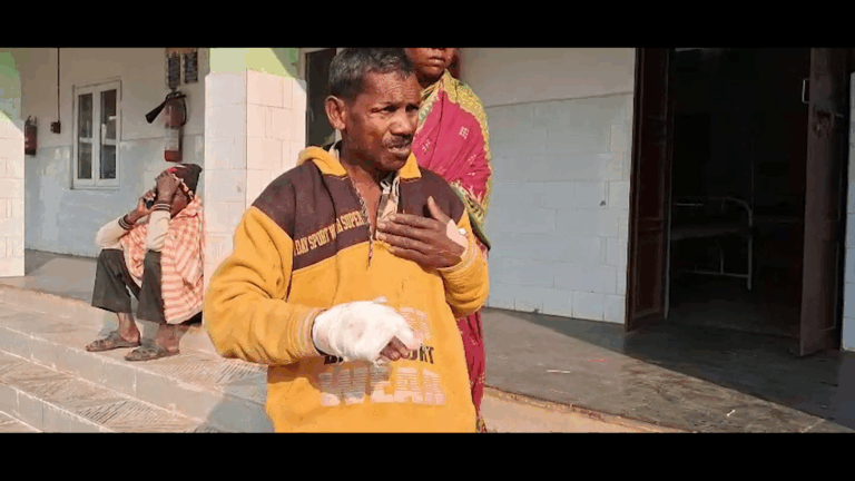 ମରଣ ମୁହଁରୁ ବଞ୍ଚିଲେ ଯୁବକ, ହାତୀ ପାଦ ତଳୁ ବର୍ତ୍ତିଗଲେ…