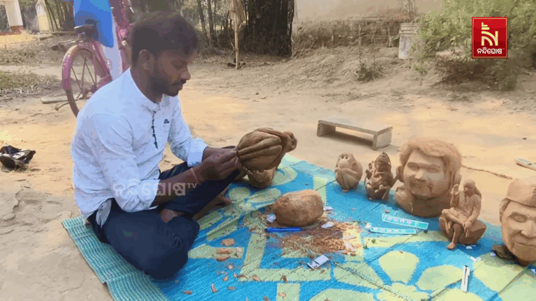 ଶ୍ରୀଫଳରେ ନାନା ରକମର ସମଗ୍ରୀ ତିଆରି କରୁଛନ୍ତି ସନ୍ତୋଷ, ବିକ୍ରିବଟା ସୁବିଧା ନଥିବାରୁ ପାଉନାହାନ୍ତି ପାଉଣା