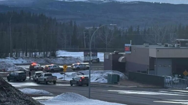 ସ୍କୁଲରେ ଆଖିବୁଜା ଗୁଳିମାଡ଼ ; ଚାଲିଗଲା ୧୦ ନିରୀହ ଜୀବନ