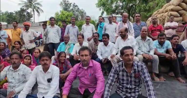 ଧାନ ବସ୍ତା ରଖି ରାସ୍ତା ଅବରୋଧ କଲେ ଚାଷୀ