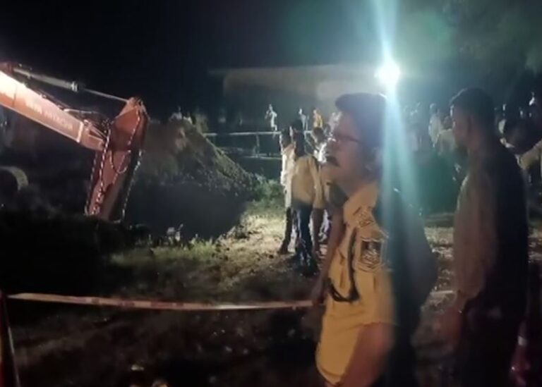 ବୋରୱେଲ ଭିତରେ ଖସିପଡ଼ିଲା ଅଢେଇ ବର୍ଷର ଶିଶୁ, ଚାଲିଛି ରେସ୍କ୍ୟୁ ଅପରେସନ