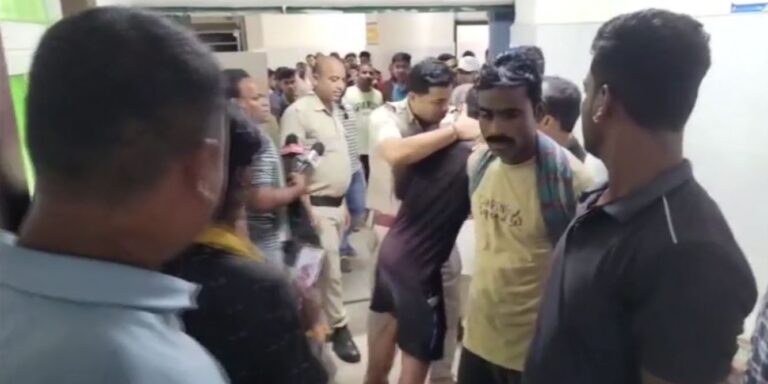 ପୁଅ ମୃତ୍ୟୁକୁ କରି ଉତ୍ତେଜନା, ପ୍ରତିବାଦରେ ଲୋକେ କଲେ ହସ୍ପିଟାଲ ଭଙ୍ଗାରୁଜା..