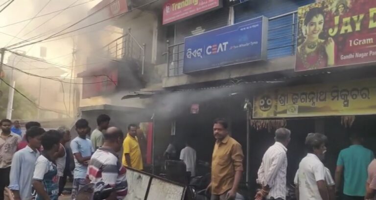 ରାତିରେ ନିଆଁ ଲାଗି ଜଳିଗଲା ବହୁ ଦୋକାନ