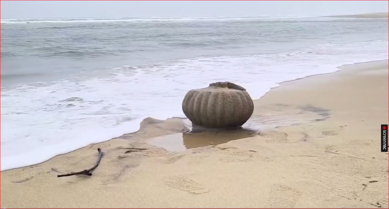 ଗଞ୍ଜାମ ପୁରୁଣା ପୋଡ଼ମପେଟା ସମୁଦ୍ର ବେଳାଭୂମିରୁ ଏକ ମନ୍ଦିରର ଚୁଳ ଦେଖି ଆଶ୍ଚର୍ଯ୍ୟ ଗ୍ରାମବାସୀ