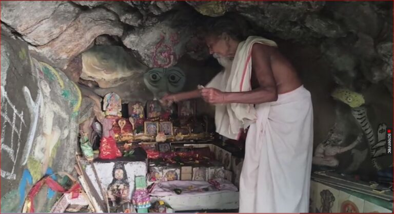 ପୁରାତନ ଗାଥା ବଖାଣୁଛି ବାଲ୍ମୀକି ଗୁମ୍ଫା