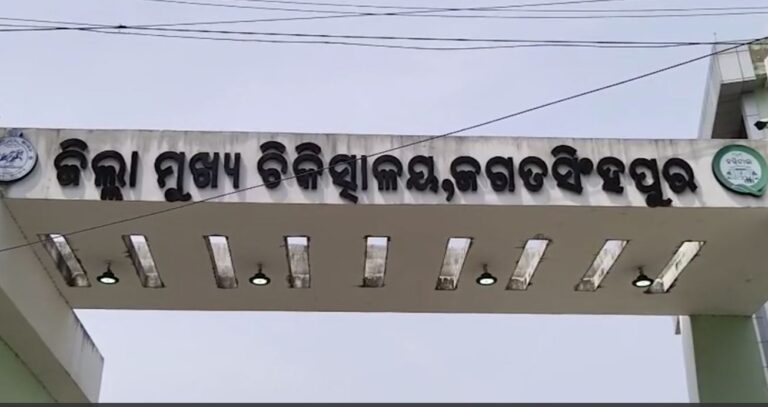 ନିଜେ ଅସୁରକ୍ଷିତ, ଅନ୍ୟଙ୍କୁ ଦେଉଛନ୍ତି ସୁରକ୍ଷା! ବିପଦସଙ୍କୁଳ କୋଠାରେ ପୋଲିସ