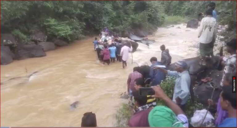 ଶବ ସତ୍କାର ପାଇଁ ଉଛୁଳା ନଈ ପାରି