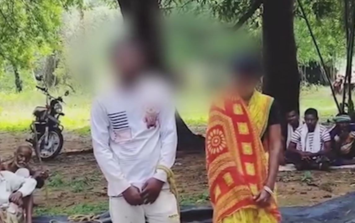 ପ୍ରେମ ସମ୍ପର୍କକୁ ନେଇ କଙ୍ଗାରୁ କୋର୍ଟ, ଗଛରେ ବାନ୍ଧି ଯୁବକ-ମହିଳାଙ୍କୁ ଅକଥନୀୟ ନିର୍ଯାତନା