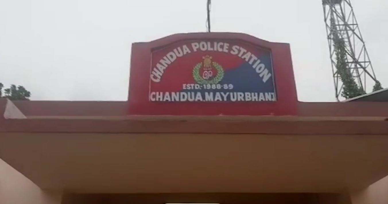 କୁକୁଡ଼ା ପାଇଁ ୨ ଦିନ ଅଟକିଲା ଶବ ସଂସ୍କାର, ସାମାଜିକ ବାସନ୍ଦ ଅଭିଯୋଗ; ଗାଁରେ ପହଞ୍ଚିଲା ପୋଲିସ