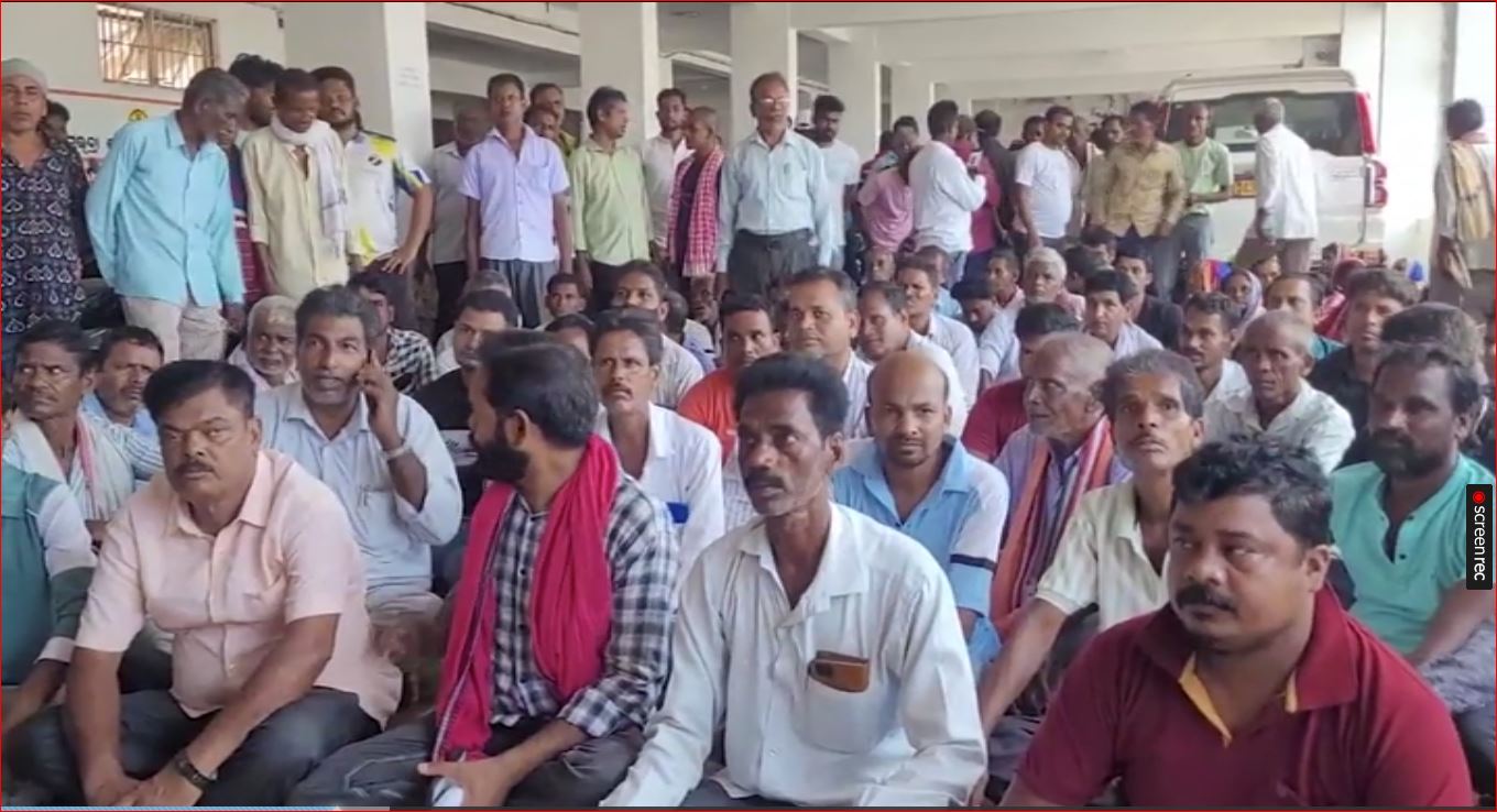 ବନ୍ୟା ବିପନ୍ନଙ୍କୁ ପର୍ଯ୍ୟାପ୍ତ ସହାୟତା ପ୍ରଦାନ ପାଇଁ ଦାବିକରି ଜିଲ୍ଲାପାଳ କାର୍ଯ୍ୟାଳୟ ସମ୍ମୁଖରେ ବିକ୍ଷୋଭ