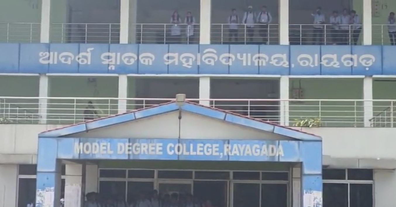 ହଷ୍ଟେଲରେ ରହିବାକୁ ନେଇ ବିବାଦ, କଲେଜ ଆଗରେ ଧାରଣାରେ ବସିଛନ୍ତି ଶତାଧିକ ଛାତ୍ରୀ