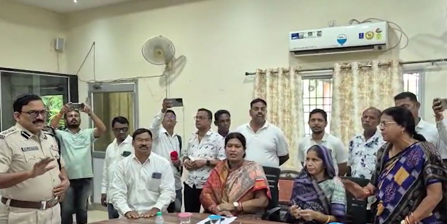 ବିଜେଡି କାଉନସିଲରଙ୍କୁ ମାଡ଼ ଅଭିଯୋଗ: ଏସପିଙ୍କ ଦ୍ୱାରସ୍ଥ ହେଲେ ସ୍ନେହାଙ୍ଗିନୀ, ବିଧାୟକ କହିଲେ ‘ଭିତ୍ତିହୀନ’