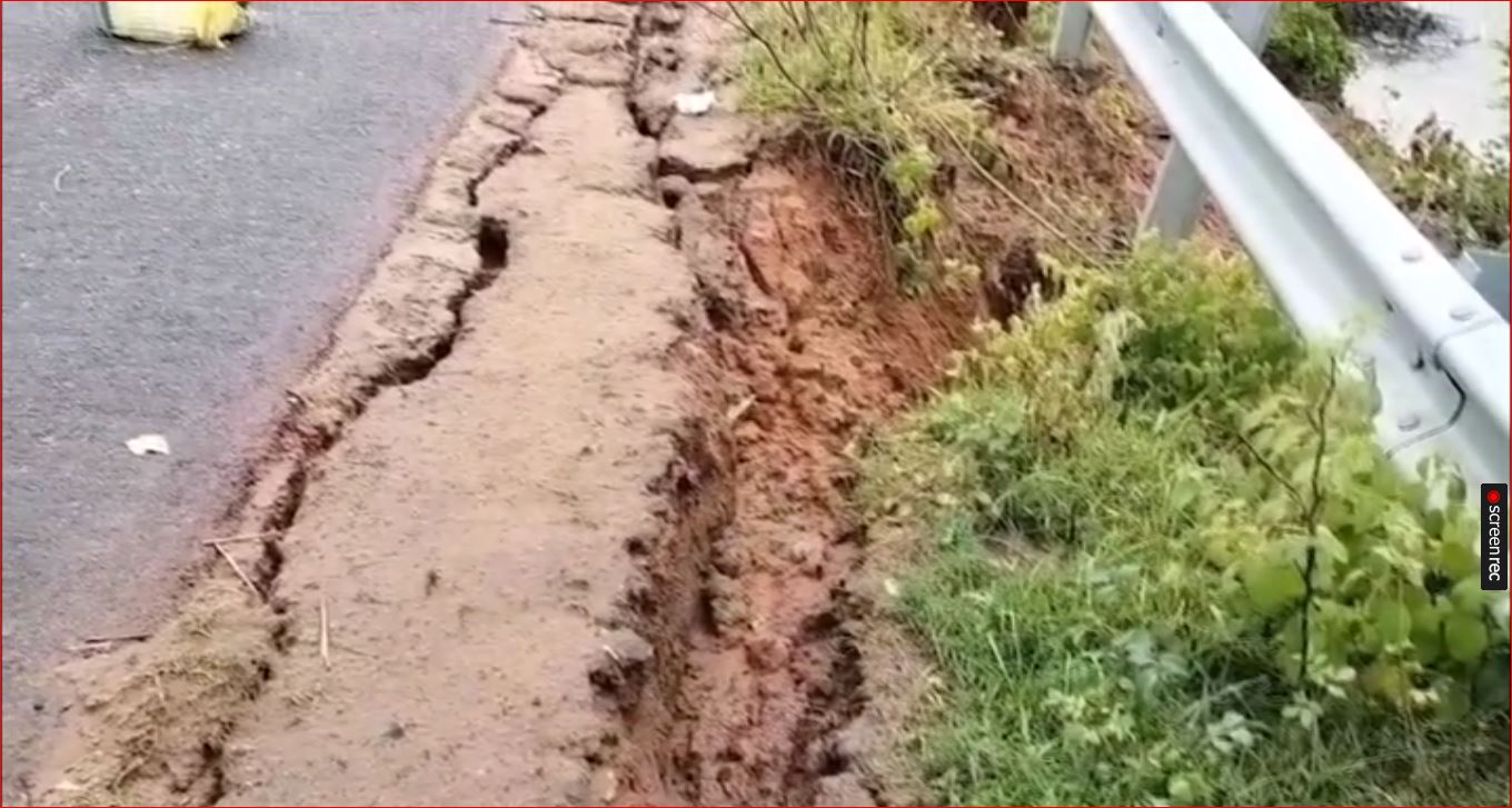 ଭାଙ୍ଗିଲା ସୁରକ୍ଷା କାନ୍ଥ, ଧସିଲା ନଦୀ ବନ୍ଧ
