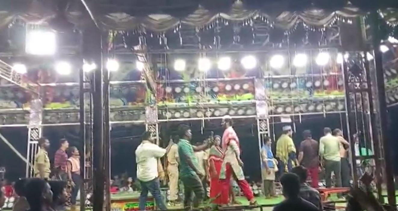 କଳାକାରଙ୍କ ଜୀବନ୍ତ ଅଭିନୟରେ ତାତିଲେ ଦର୍ଶକ ; ଷ୍ଟେଜ୍ ଉପରକୁ ଫିଙ୍ଗିଲେ ଚେୟାର